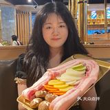吃肉吃得贼过瘾🤤这家烤肉店竟🈶️1m厚五花…