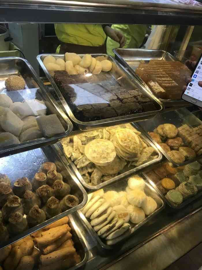 打分   /人 很多小点心的一家早点店,很多选择,有