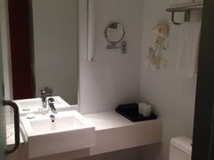 洗手间明亮&nbsp;设施齐全&nbsp;水流很大-全季酒店(重庆上清寺牛角沱地铁站店)