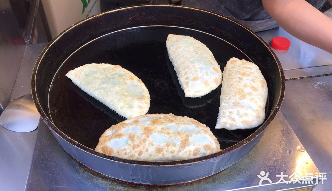 阿姨没有想马上煎的样子