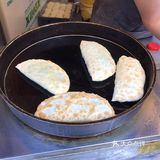 阿姨没有想马上煎的样子