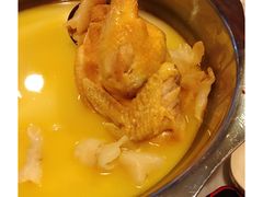 浓厚原只鸡煲花胶汤-鲜入围煮花胶鸡海鲜火锅