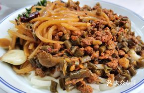 Sour Pickled Beans and Meat Sauce with Tijian Noodles