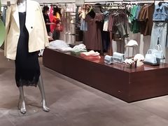 -URBAN REVIVO(高德置地广场·春广场店)