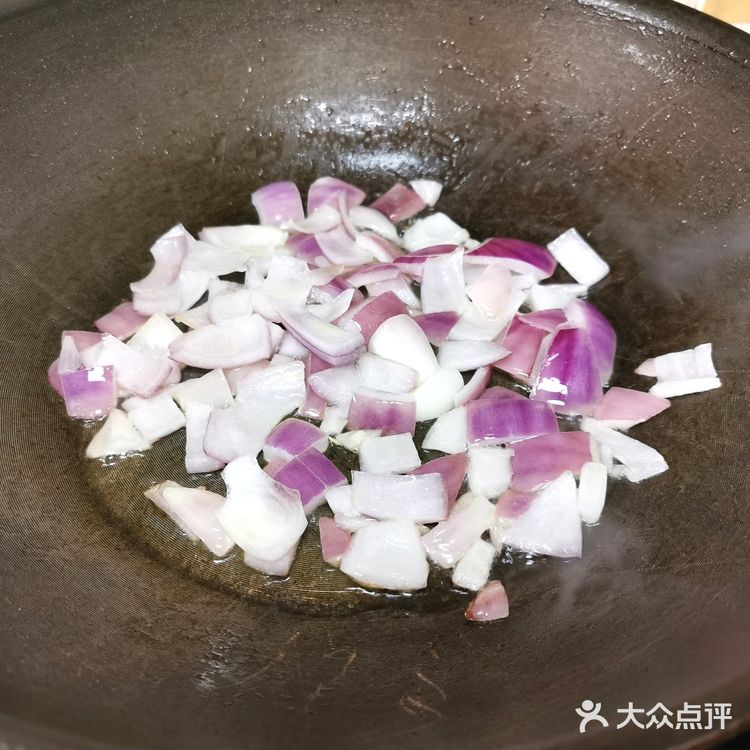 不要加水哈 烧熟后 加一只打散的鸡蛋 咖喱块