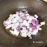 不要加水哈 烧熟后 加一只打散的鸡蛋 咖喱块