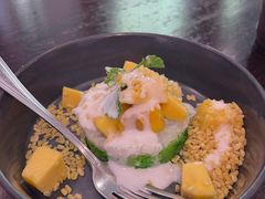 -Chom Cafe and Restaurant