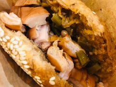 烧饼夹肠头-肠王卤煮(西单食宝街店)