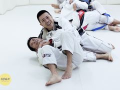 -菠萝格斗巴西柔术训练馆