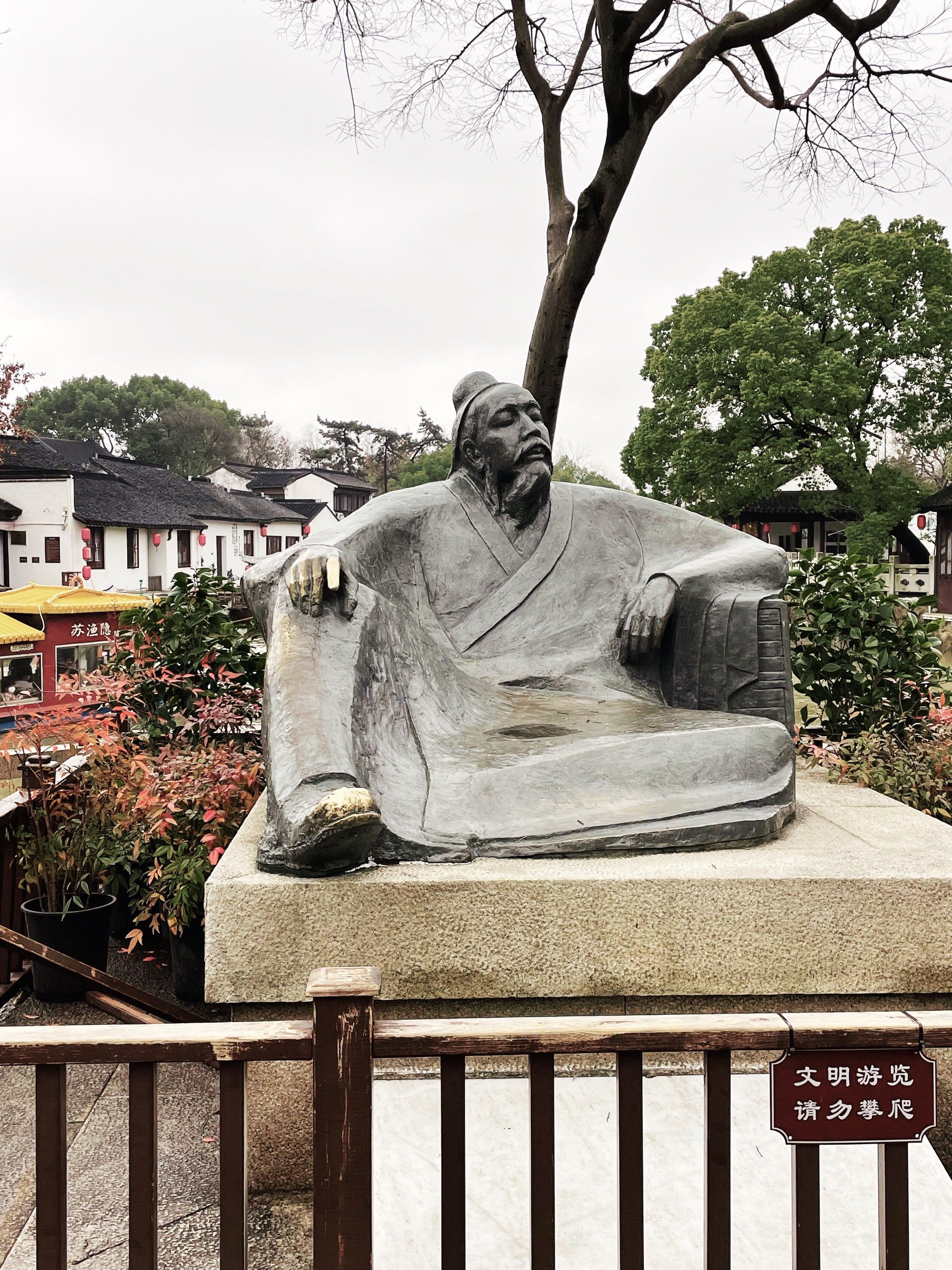 夜泊》诗里的枫桥,可以看到诗人张继的铜像以及被摸的锃光瓦亮的金手