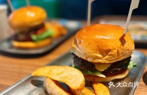 Wesley's Classic Beef Burger