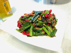 大蒜炒湘西腊肉-亢龙太子酒轩(东湖店)