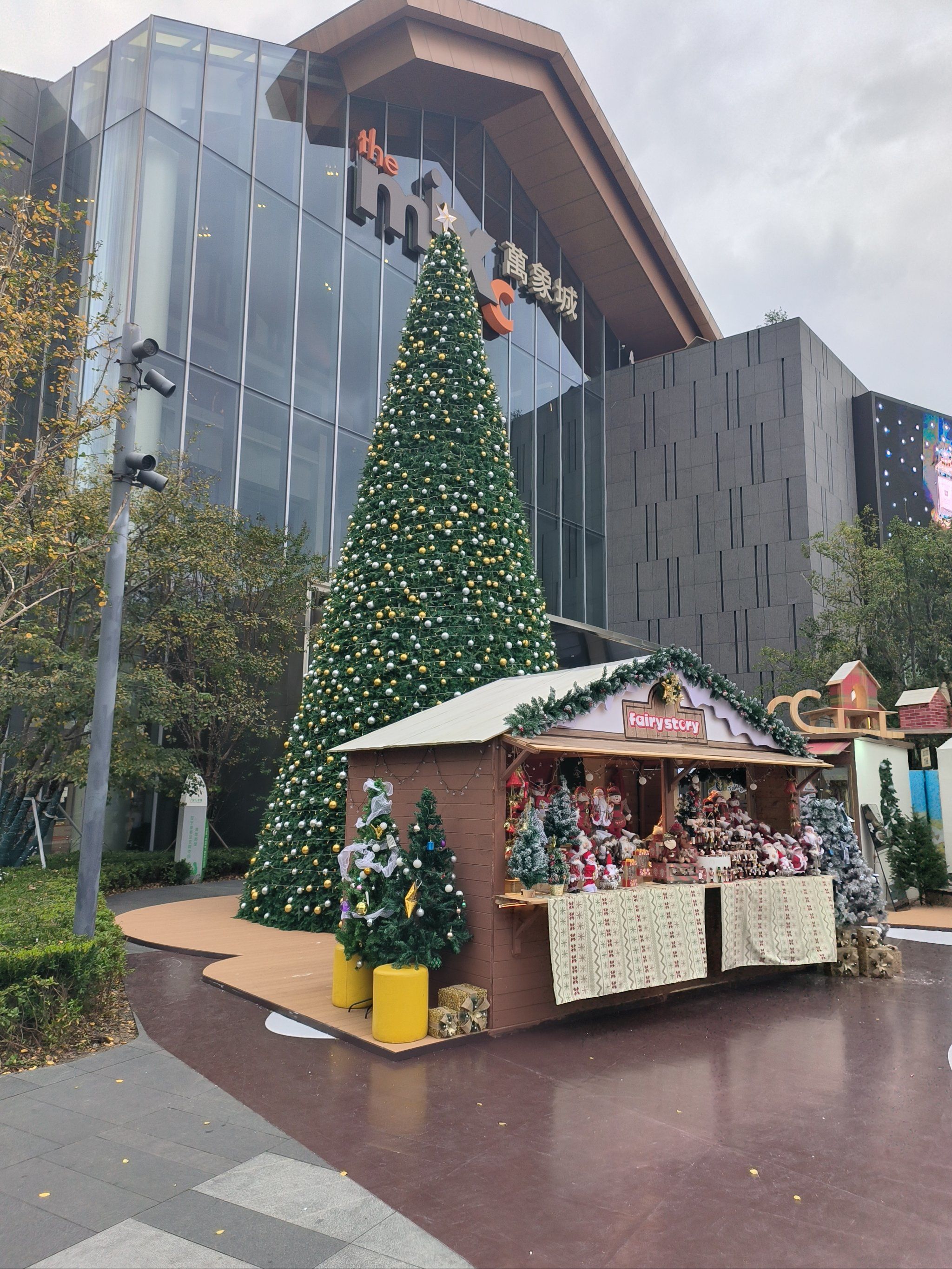 宁波万象城门口有一棵超大的圣诞树!