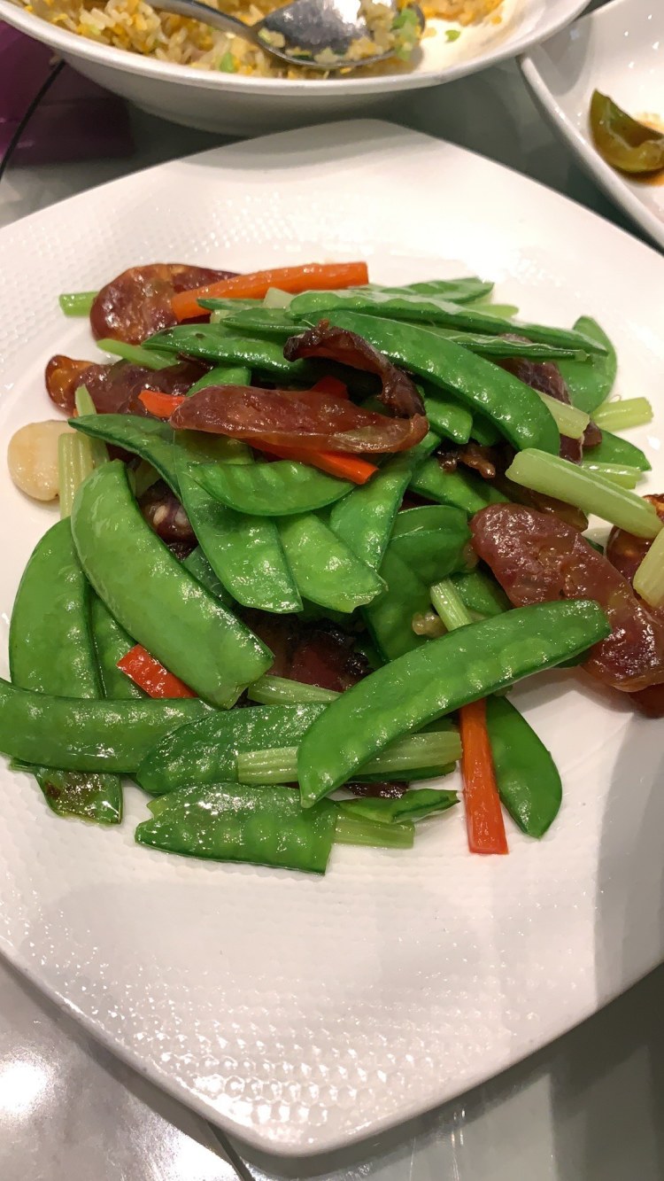 「荷芹炒腊味」翠翠嫩嫩的荷兰豆配上醇香的腊味,吃起来回味无穷.