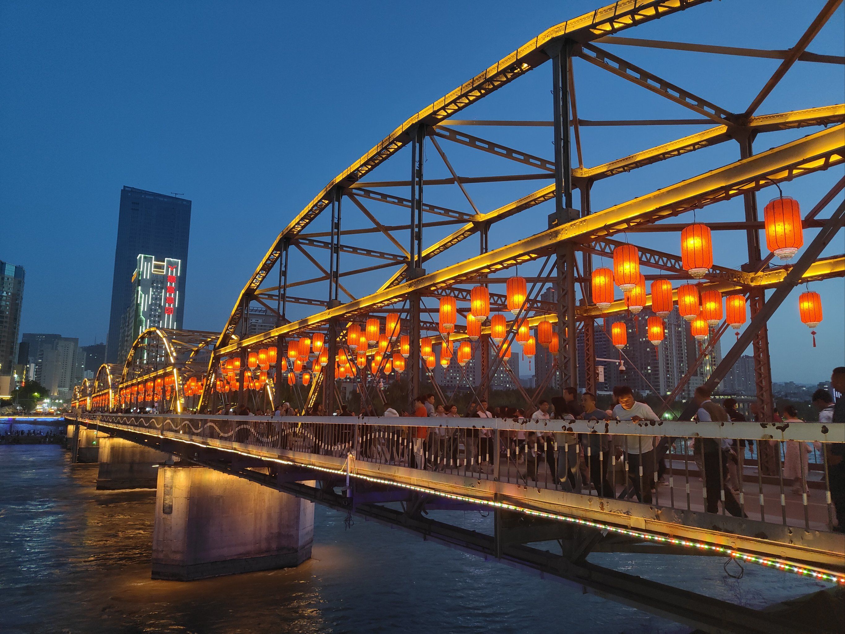 黄河第一桥中山桥,桥上灯火通明