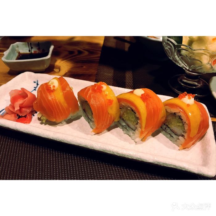 食色料理·等你来拔草(鄞州万达店)香芒三文鱼卷图片 - 第1张