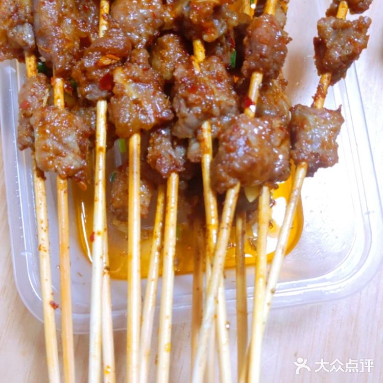 有黄喉也不会错过。牛筋的肉串很大