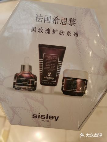 五一劳动节是劳动的日子，陪着媳妇儿到新世界逛逛