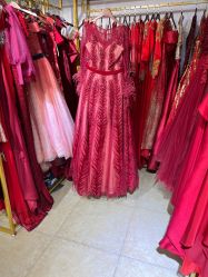-月月婚纱礼服仓储店(王府井店)