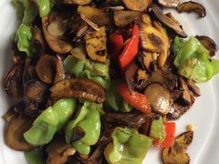 青椒炒牛肝菌-怡得饭庄·宋大妈昆明菜·始于1996