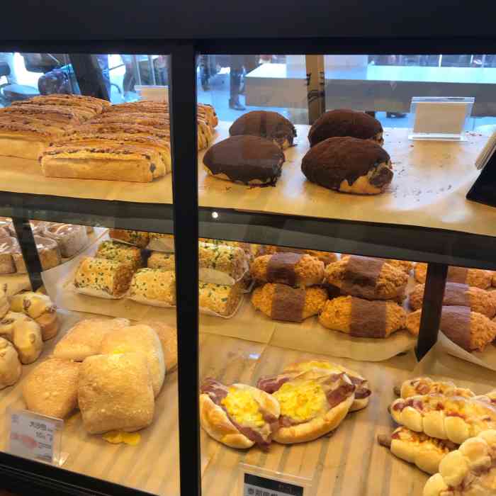 浮力森林(吴山花鸟城店)-"蛋糕90没有,面包到还有些,买了菠萝包和.