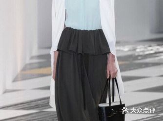 服饰的比例是一种被精准调校后的极致，或飘浮，或垂坠