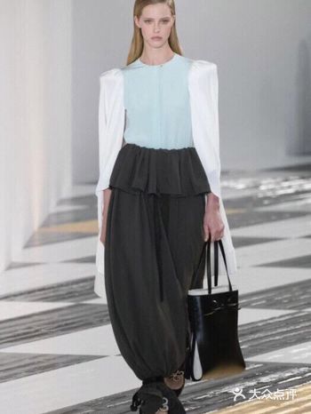 服饰的比例是一种被精准调校后的极致，或飘浮，或垂坠