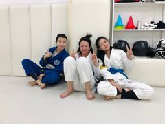 -菠萝格斗巴西柔术训练馆