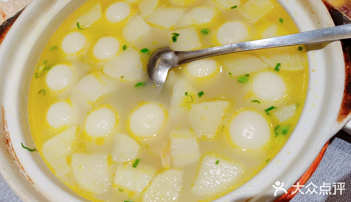 从瘦西湖南门往东就几步路有个子母店:银都饭店和简普菜。杠杠滴