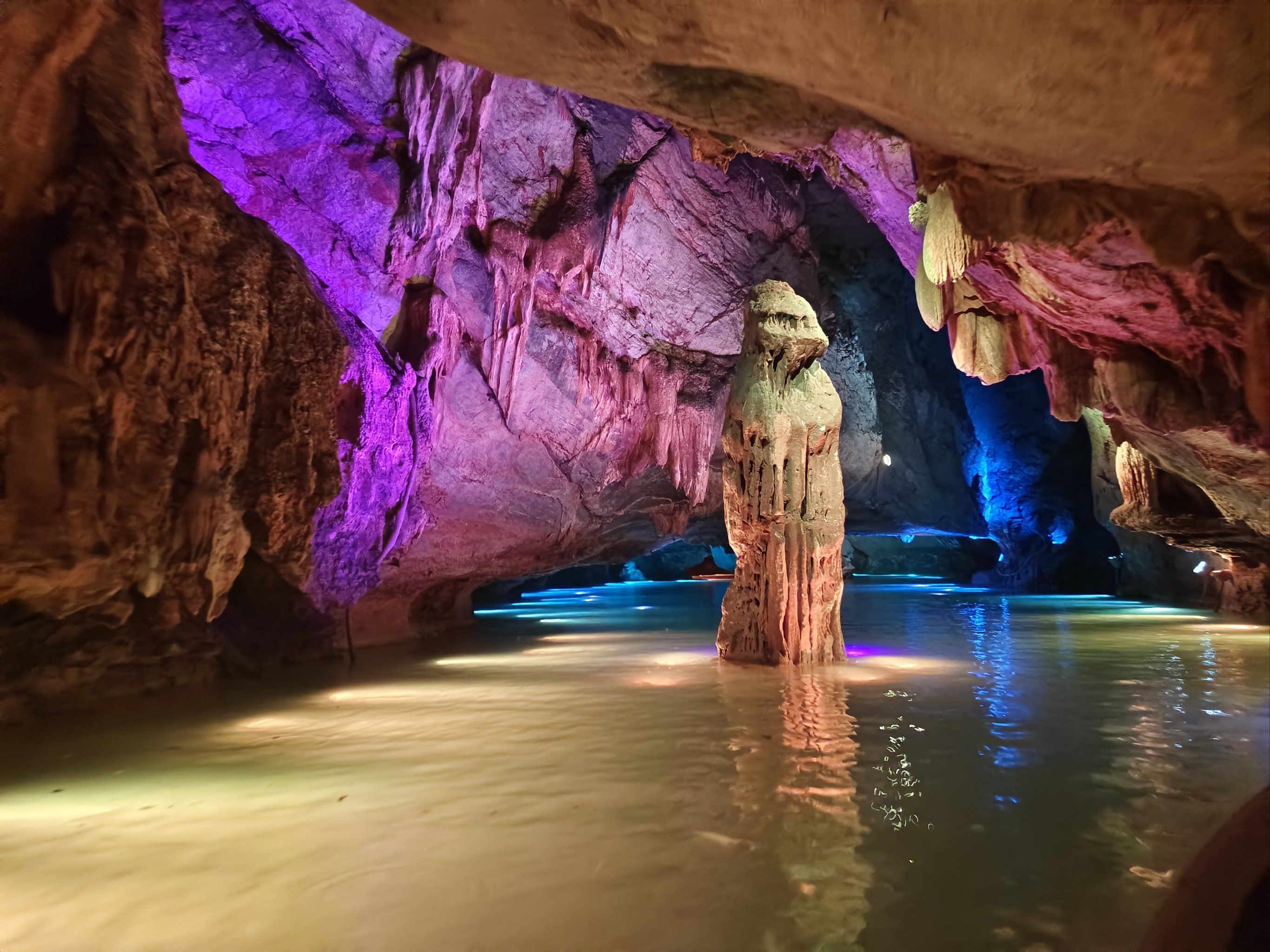 灯光下的溶洞,美得像画