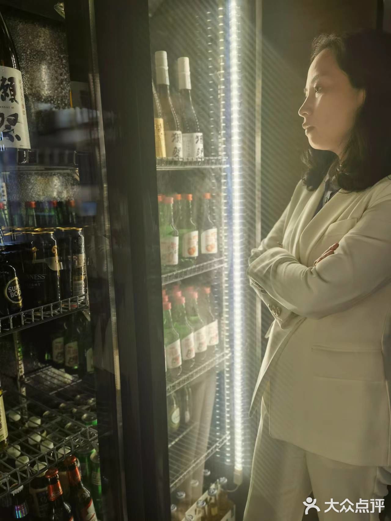 因为这里的服务员是最不像服务员的了