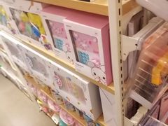 -名创优品(北京新中关购物中心地铁层店)