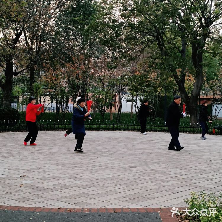人民公园老年人的娱乐场所！