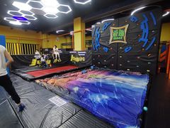 -爱蹦iBOON蹦床运动馆(江汉店)