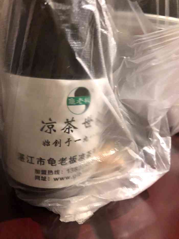 也有龟苓膏,但是她家有特色的茯苓糕在广州是没有