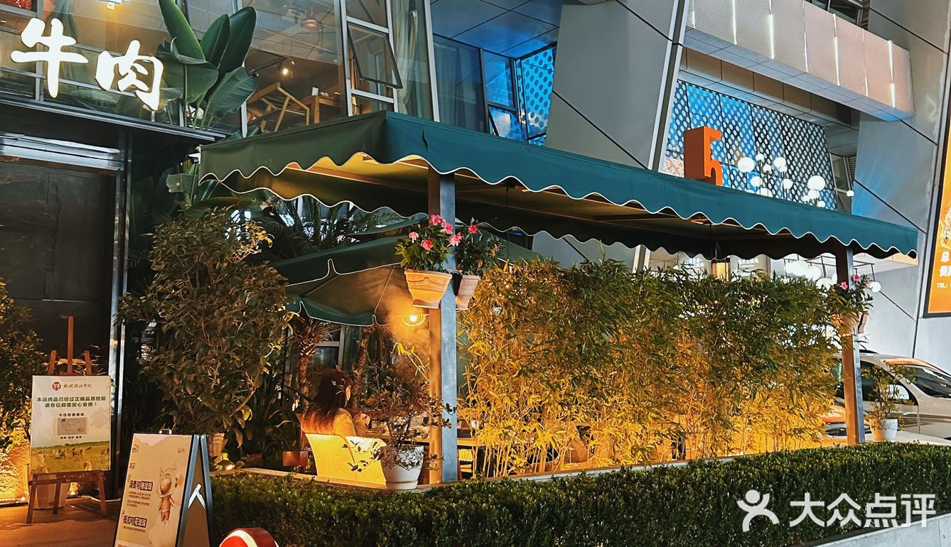 正对着嘉陵江。人多聚餐，提前订好了包房