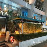 正对着嘉陵江。人多聚餐，提前订好了包房