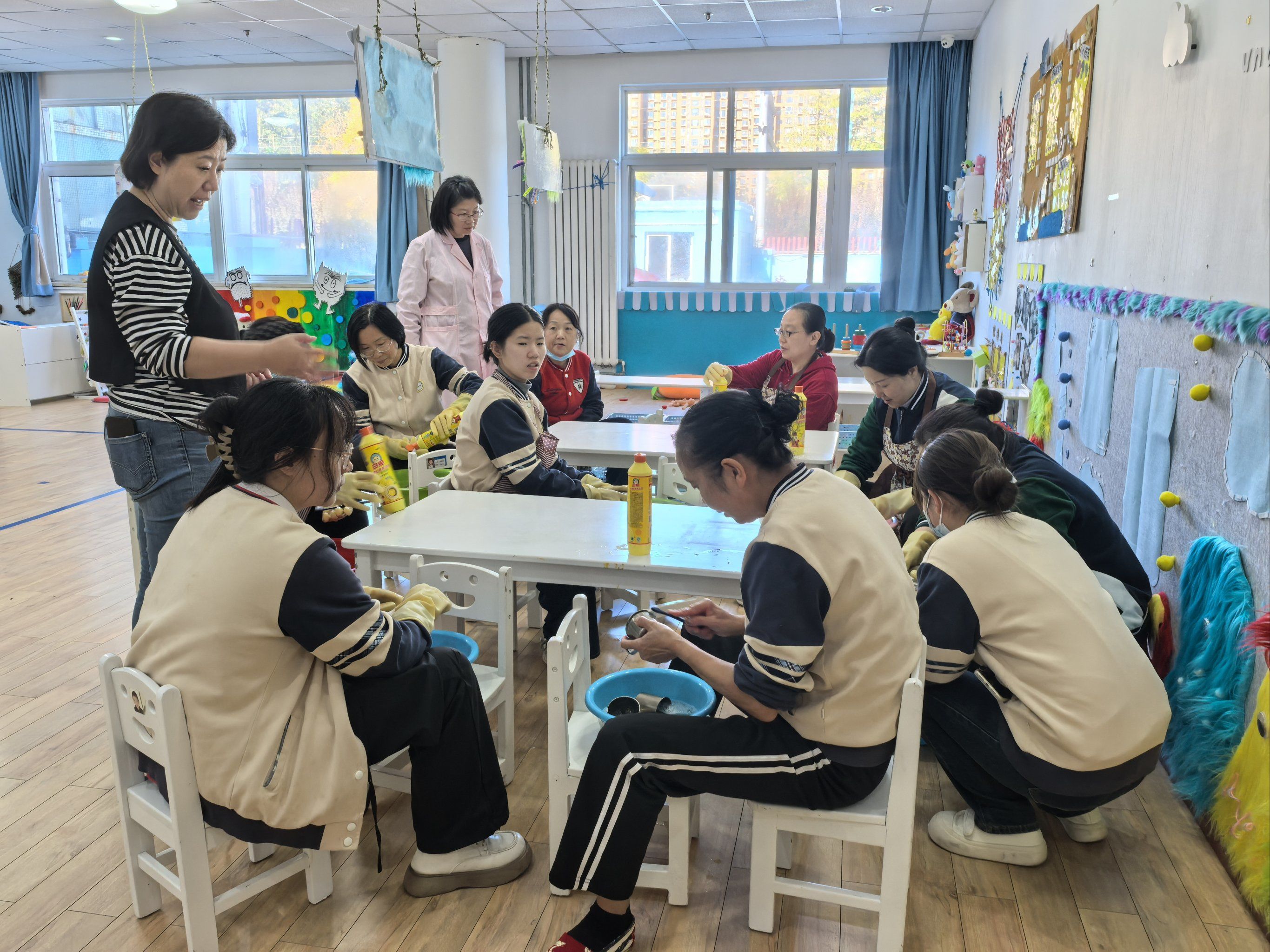 艾德沃幼儿园保育教师刷杯子大比拼#幼儿园