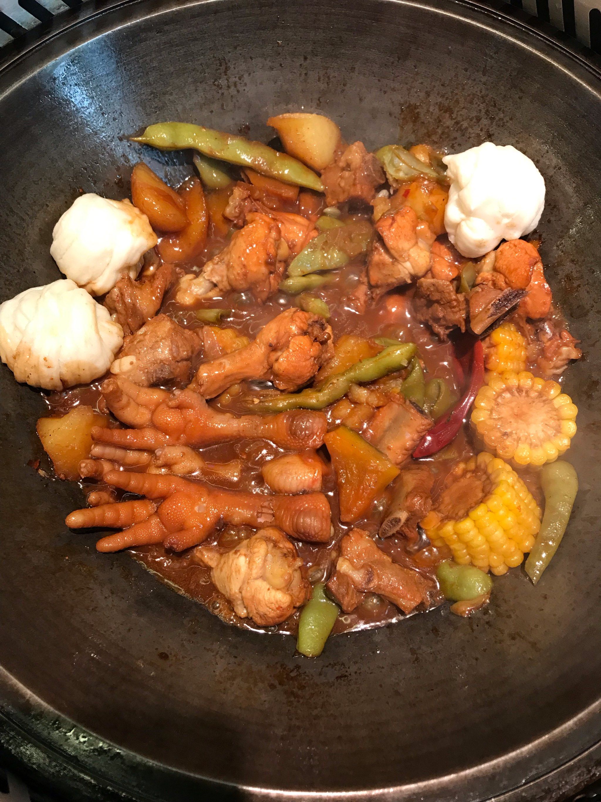 2人团了个排骨和鸡肉的铁锅炖,挺合适的量