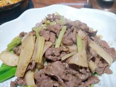 姜片香芹炒黄牛肉-秋色客家菜(南山店)