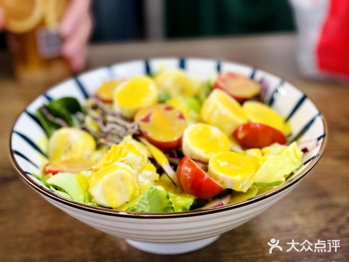 猫头鹰炸鸡水果沙拉图片