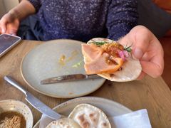 烟熏三文鱼配烤饺子皮和芥末籽酱-BOR Eatery(安福路店)