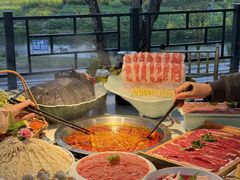 -茅草房·河畔园林火锅