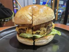 焦糖烤菠萝牛肉汉堡-魏斯理汉堡(西安沣东吾悦店)