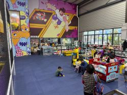 -趣玩空间蹦床乐园(临平旗舰店)