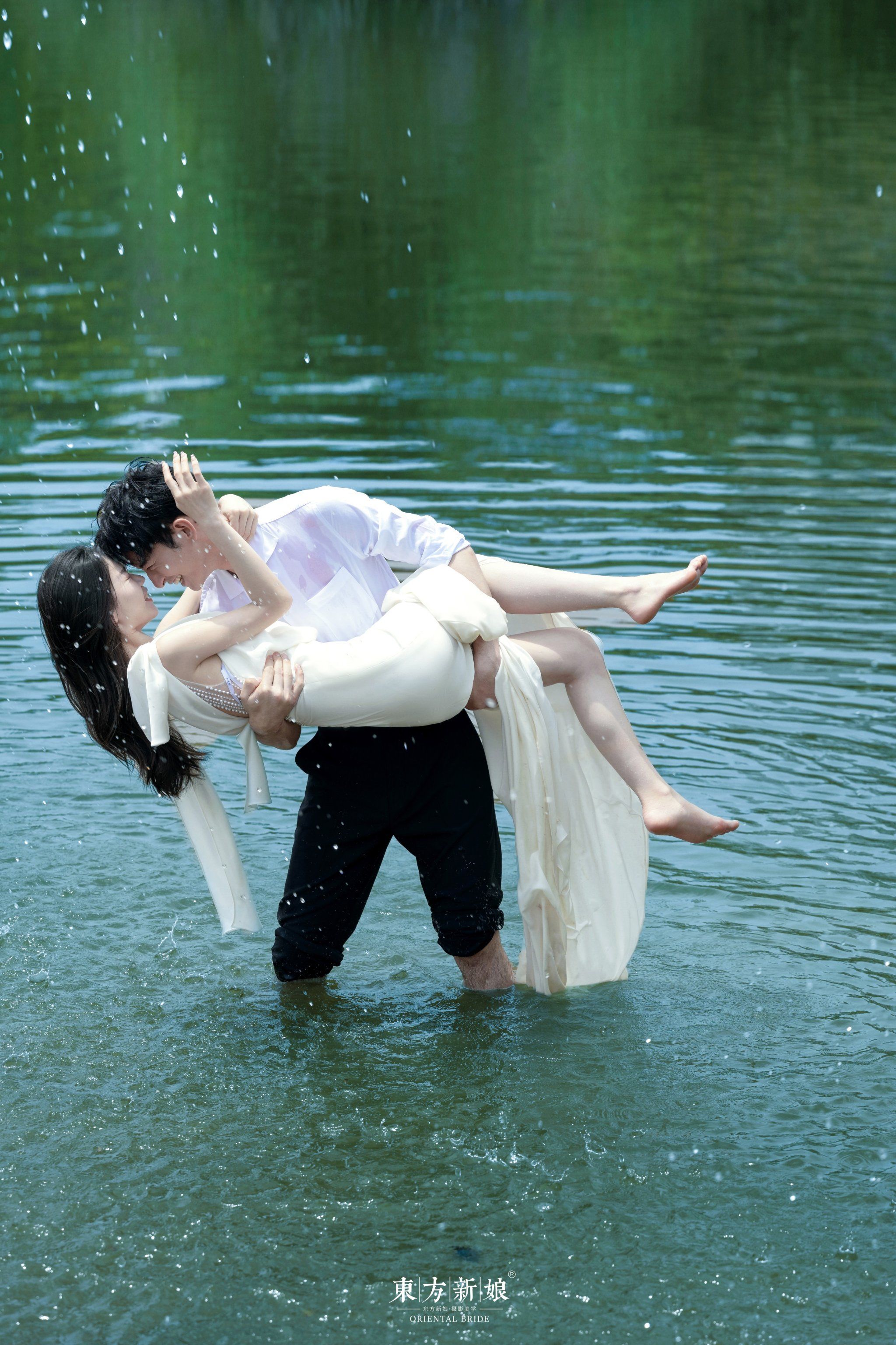 "在清凉的河水中,嬉戏打闹,释放着无尽的