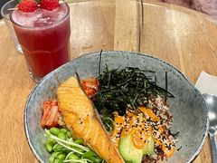 煎三文鱼配牛油果酱烤南瓜色拉-Wagas沃歌斯(长宁龙之梦店)