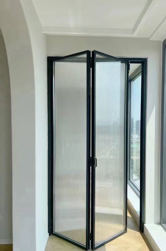 厨房门洞口小,可以选择折叠门,精致,美观