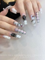 -花岐款式专研健康美甲沙龙
