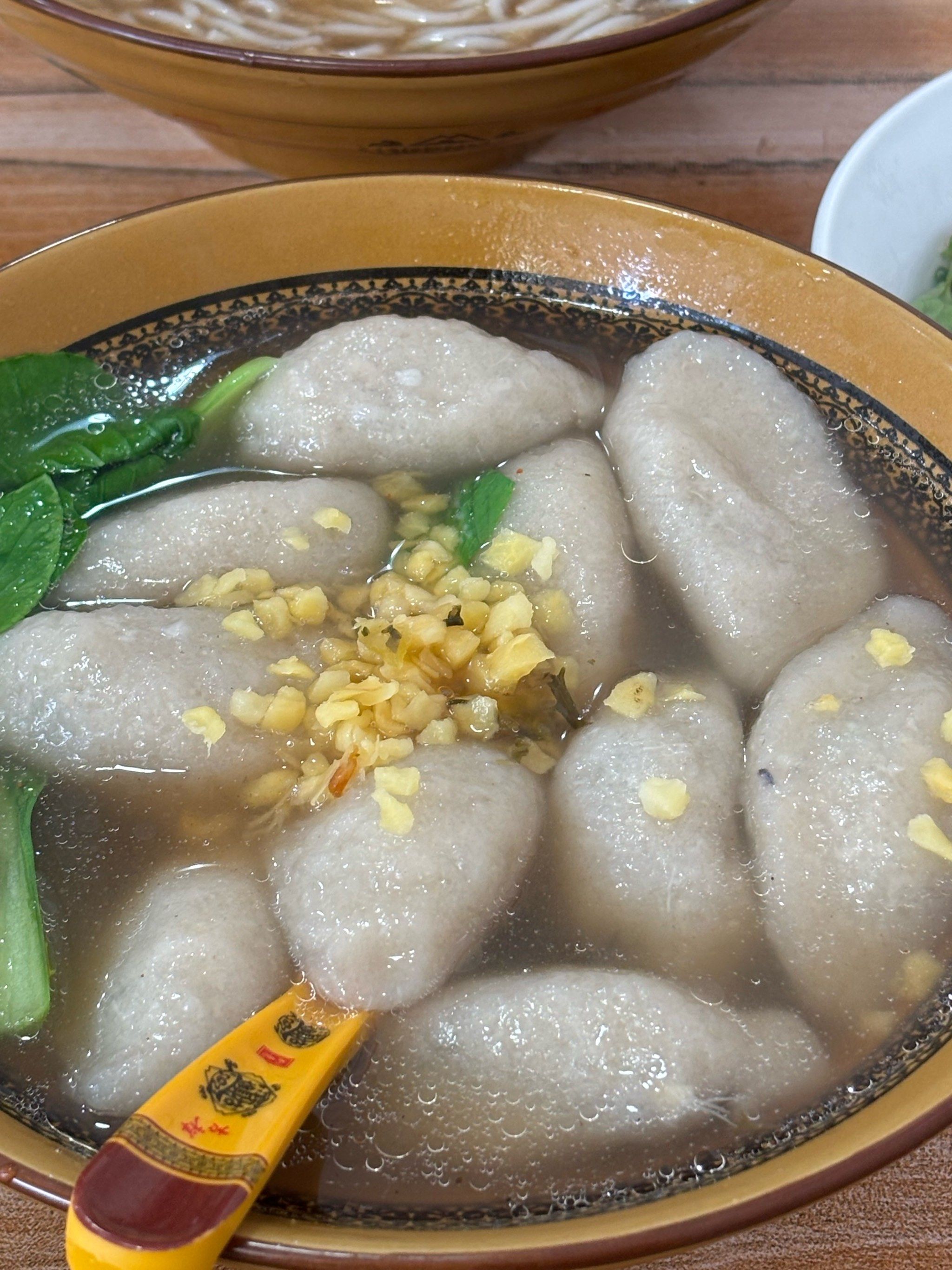 里面的馅料特别足,吃起来很有意思,#0元玩转这座城#古街上的小吃美味